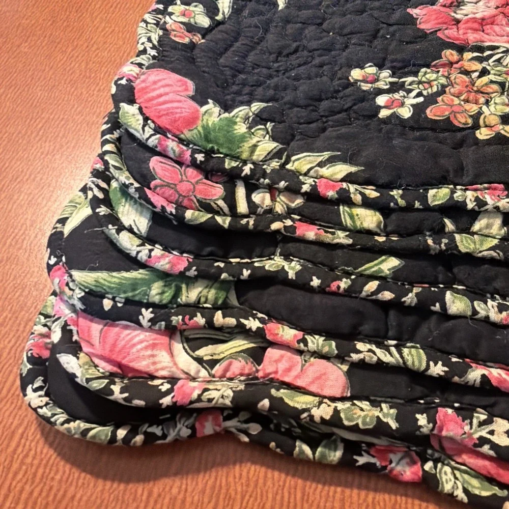 Set Of 6 Black Pink Rose Floral Quilted Placemats Reversible Scalloped Trim EUC